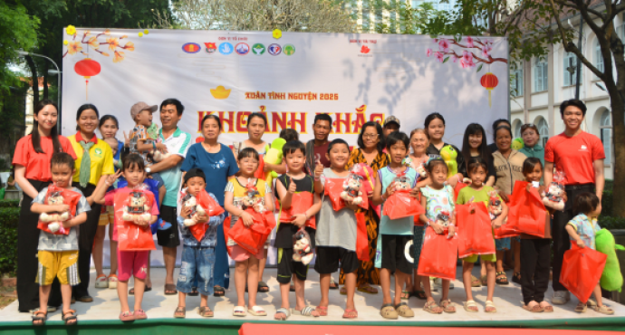 Phuong Nam Education – Goldsponsor der Kampagne “Freiwilliger Frühling 2025” der Abteilung für französische Philologie der USSH